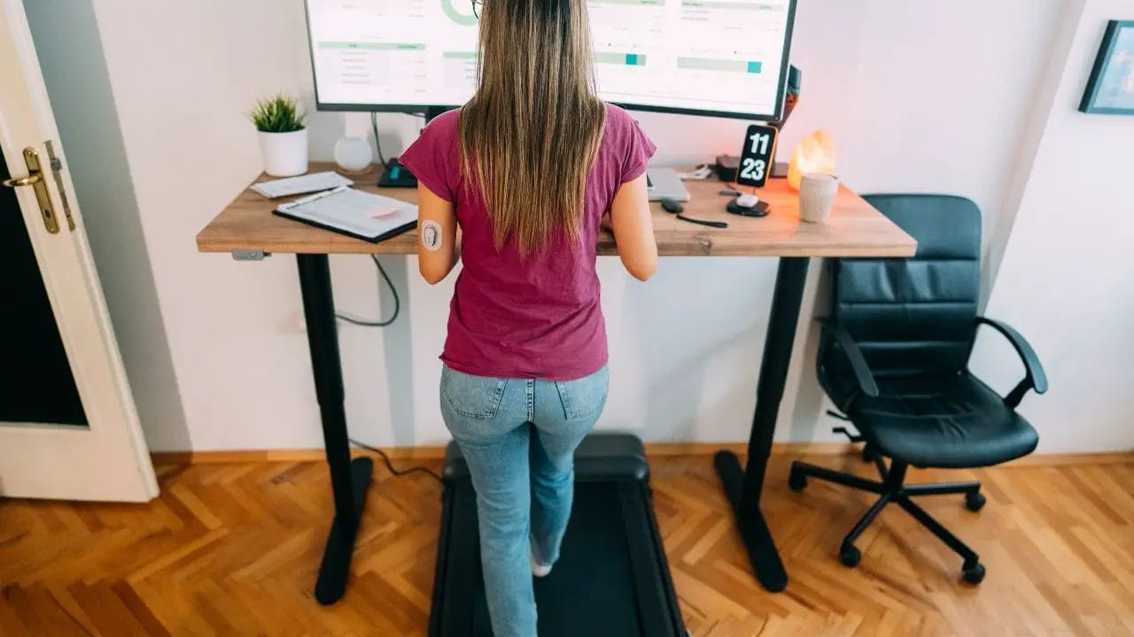 Standing Desk Vs Treadmill Desk [Which One's Better]